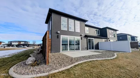 5834 Misty Waters Dr, Bismarck, ND 58503