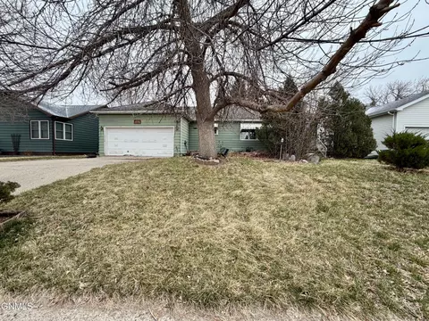 1130 2nd Ave E, Williston, ND 58801