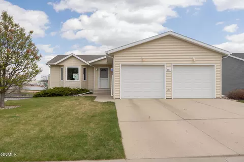 907 35th St, Bismarck, ND 58501
