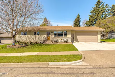 1134 27th St, Bismarck, ND 58501