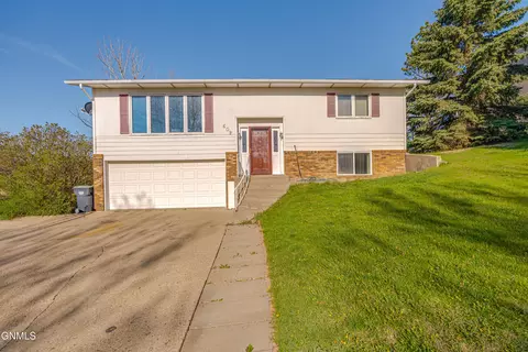 609 16th Ave NW, Mandan, ND 58554