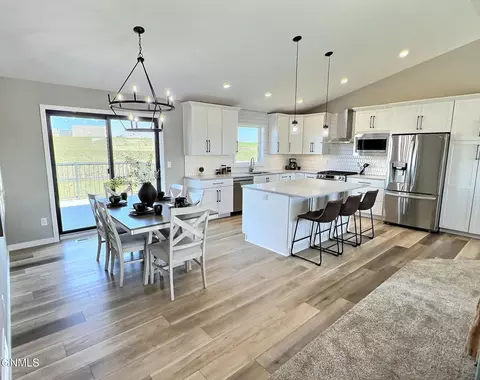 508 Shale Dr, Bismarck, ND 58503