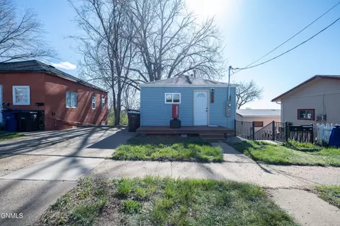 328 6th Ave E, Dickinson, ND 58601