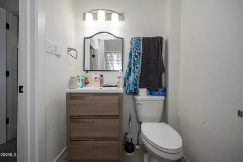 Bath - 328 6th Ave E, Dickinson, ND 58601 photo 2 of 4