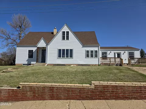 301 Iowa Ave, Mott, ND 58646