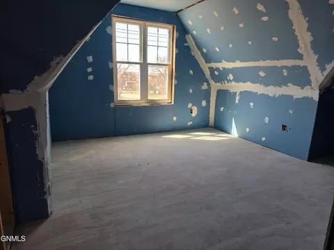 Bedroom - 301 Iowa Ave, Mott, ND 58646 photo 2 of 3
