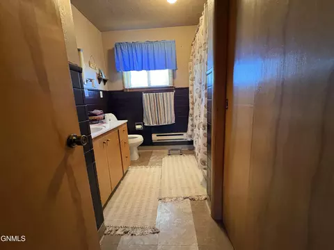 Bath - 309 7th Ave N, Edgeley, ND 58433 photo 1 of 6