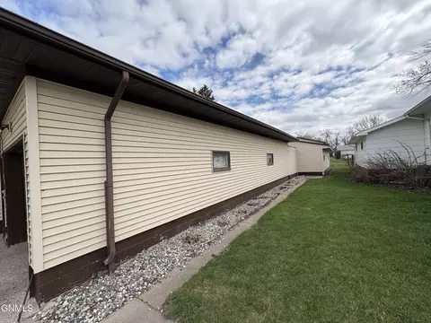 Exterior - 309 7th Ave N, Edgeley, ND 58433 photo 1 of 3