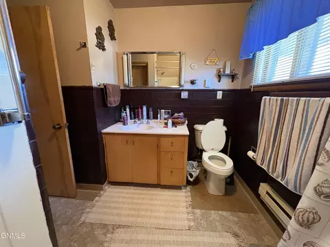 Bath - 309 7th Ave N, Edgeley, ND 58433 photo 3 of 6