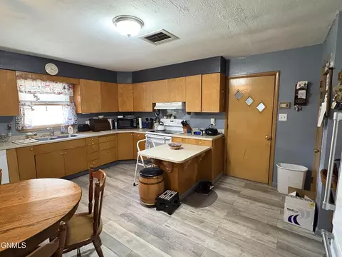 Kitchen - 309 7th Ave N, Edgeley, ND 58433 photo 2 of 4