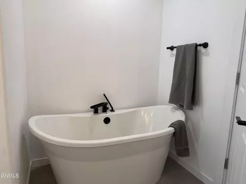 Bath - 5476 Matthew Ave, Williston, ND 58801 photo 2 of 6