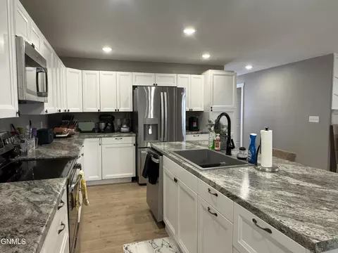 Kitchen - 5476 Matthew Ave, Williston, ND 58801 photo 3 of 5