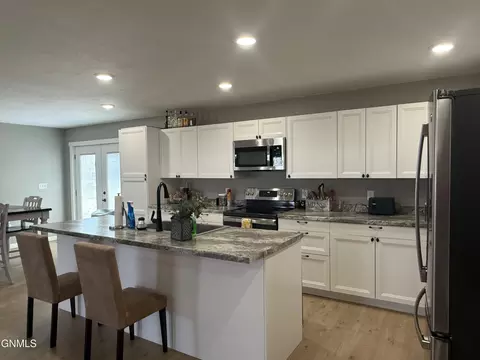 Kitchen - 5476 Matthew Ave, Williston, ND 58801 photo 4 of 5