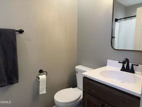 Bath - 5476 Matthew Ave, Williston, ND 58801 photo 4 of 6