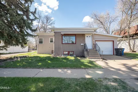 523 3rd St W, Dickinson, ND 58601