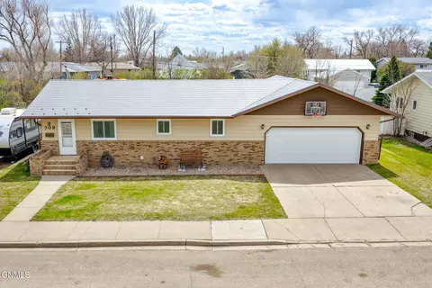 709 15th St W, Williston, ND 58801
