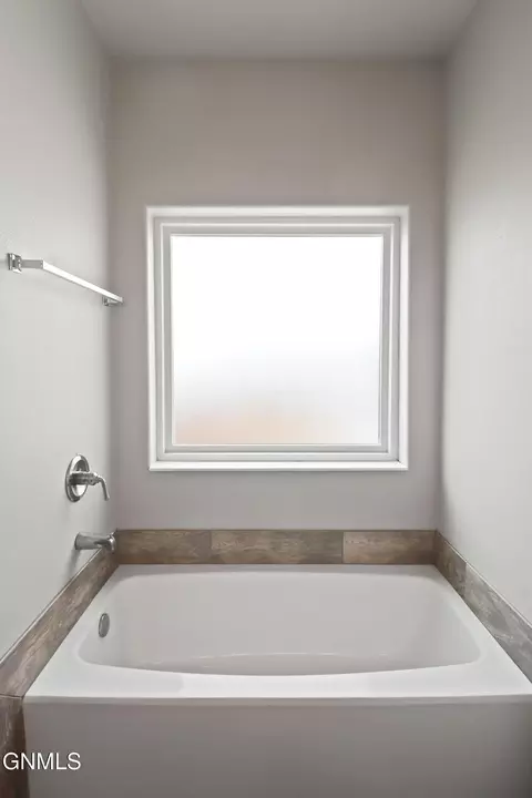 Bath - 13719 Karen St, Williston, ND 58801 photo 6 of 9