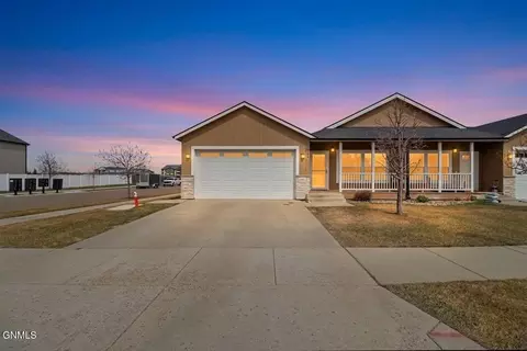 703 40th St E, Williston, ND 58801