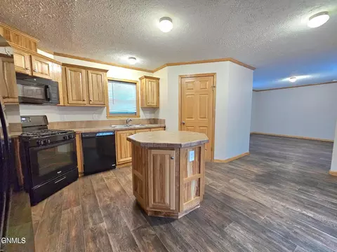1916 Sioux St, Williston, ND 58801