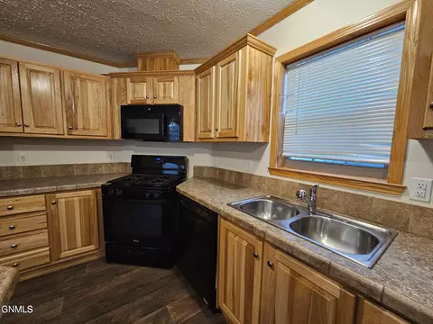1916 Sioux St, Williston, ND 58801 photo 2