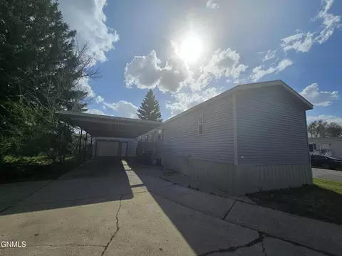 1916 Sioux St, Williston, ND 58801 photo 2