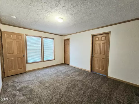 1916 Sioux St, Williston, ND 58801 photo 5