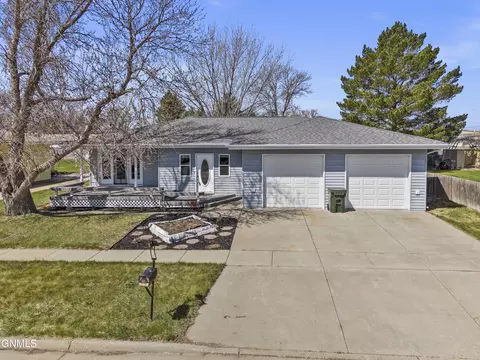 521 7th Ave NE, Hazen, ND 58545