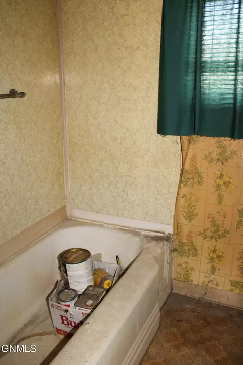 Bath - 219 3rd St, Fairview, MT 59221 photo 1 of 2