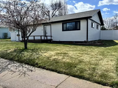 505 5th St NE, Watford City, ND 58854