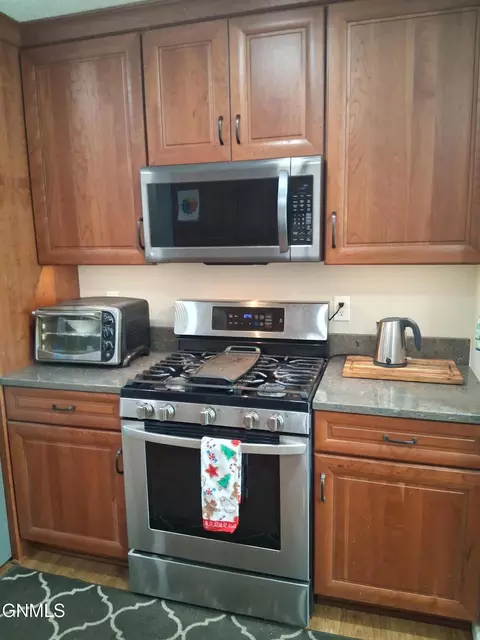 Kitchen - 1917 Capitol Ave, Bismarck, ND 58501 photo 4 of 12