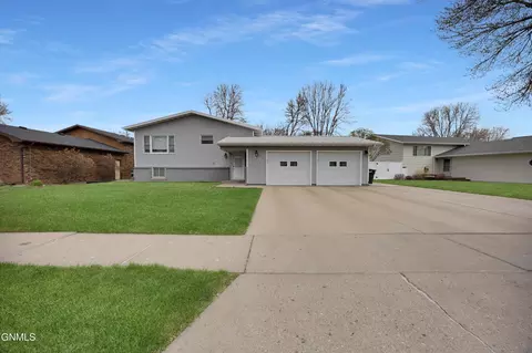 1627 Oakland Dr, Bismarck, ND 58504