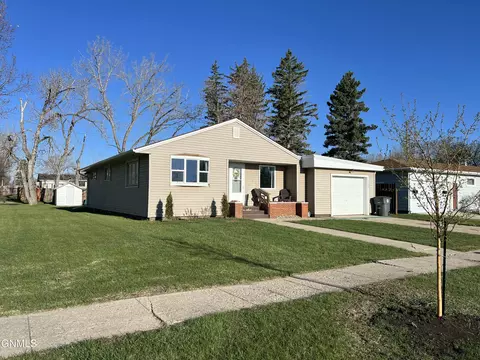 712 1st St SE, Crosby, ND 58730