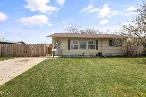 1223 13th Ave W, Williston, ND 58801