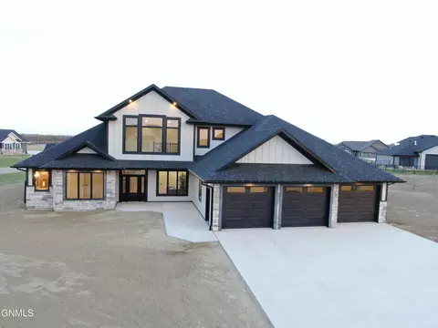 11807 Glacier Cir, Bismarck, ND 58503