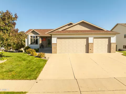 5024 Driftwood Ln, Bismarck, ND 58503