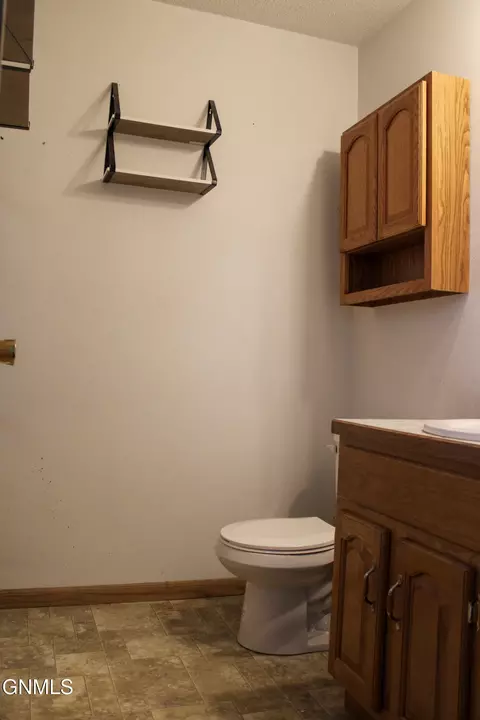 Bath - 311 2nd Ave NW, Killdeer, ND 58640 photo 4 of 4
