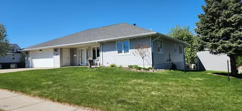 1096 Turnpike Ave E, Bismarck, ND 58501