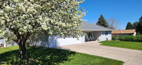 Exterior - 1096 Turnpike Ave E, Bismarck, ND 58501 photo 1 of 7