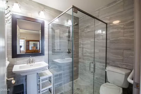 Bath - 1096 Turnpike Ave E, Bismarck, ND 58501 photo 1 of 3