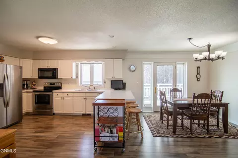 Dining - 1096 Turnpike Ave E, Bismarck, ND 58501 photo 3 of 5