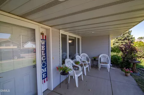 Exterior - 1096 Turnpike Ave E, Bismarck, ND 58501 photo 2 of 7