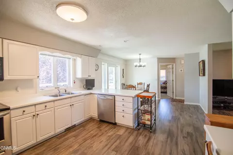 Kitchen - 1096 Turnpike Ave E, Bismarck, ND 58501 photo 6 of 6