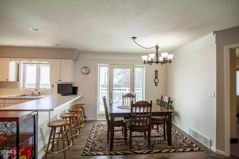 Dining - 1096 Turnpike Ave E, Bismarck, ND 58501 photo 2 of 5