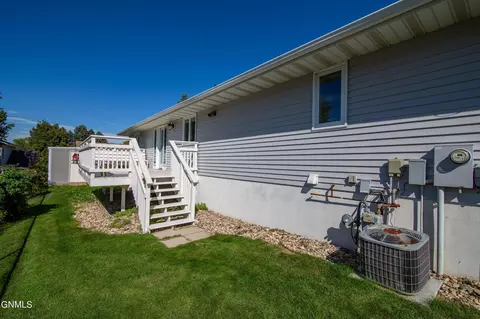 Exterior - 1096 Turnpike Ave E, Bismarck, ND 58501 photo 4 of 7
