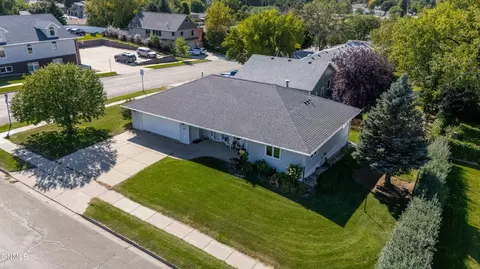 1096 Turnpike Ave E, Bismarck, ND 58501