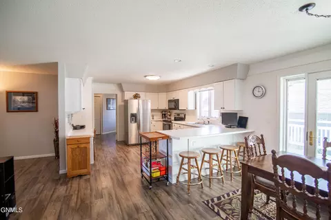 Kitchen - 1096 Turnpike Ave E, Bismarck, ND 58501 photo 2 of 6