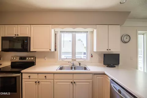 Kitchen - 1096 Turnpike Ave E, Bismarck, ND 58501 photo 4 of 6