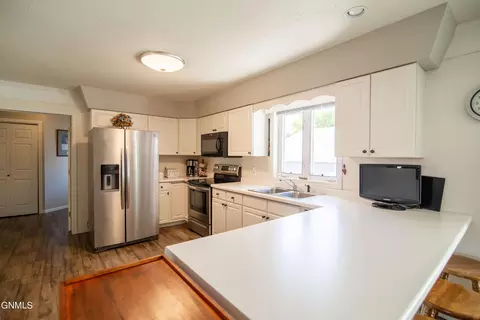 Kitchen - 1096 Turnpike Ave E, Bismarck, ND 58501 photo 3 of 6
