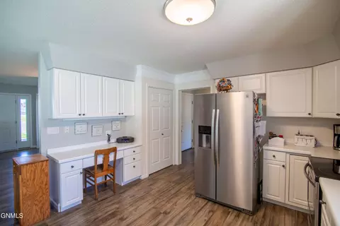 Kitchen - 1096 Turnpike Ave E, Bismarck, ND 58501 photo 5 of 6