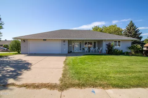 Exterior - 1096 Turnpike Ave E, Bismarck, ND 58501 photo 6 of 7